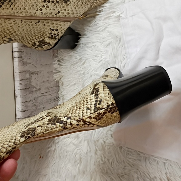 Schutz Raffaela Snake Ankle Boots Women's Sz 6 🆕 Pointed Toe Booties$258 - Picture 3 of 10